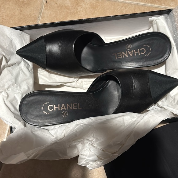Chanel heels. LIGHTLY USED. - Picture 2 of 10